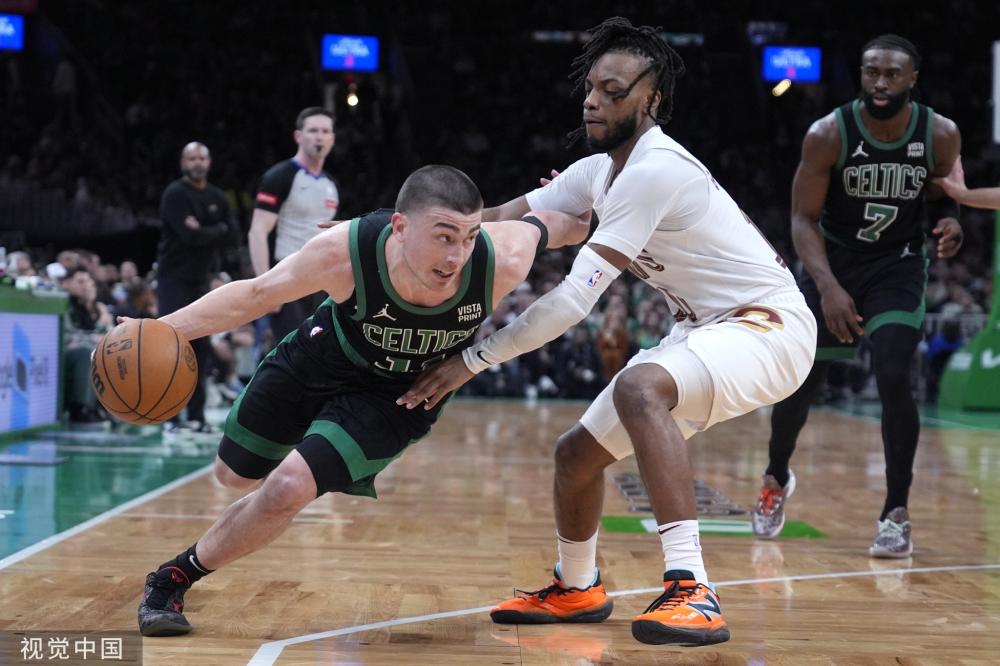 他在场上展 他在场上展